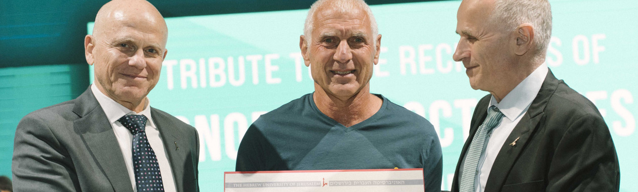 חיים ילין מקבל את פרס בובליק
